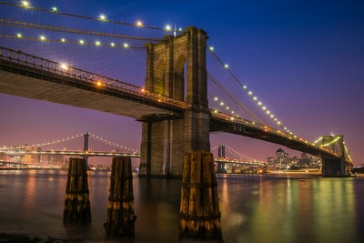 布鲁克林大桥和灯在夜间
